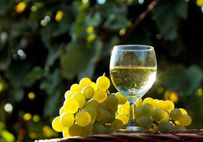 Anggur putih adalah stimulan seksual alami untuk pria