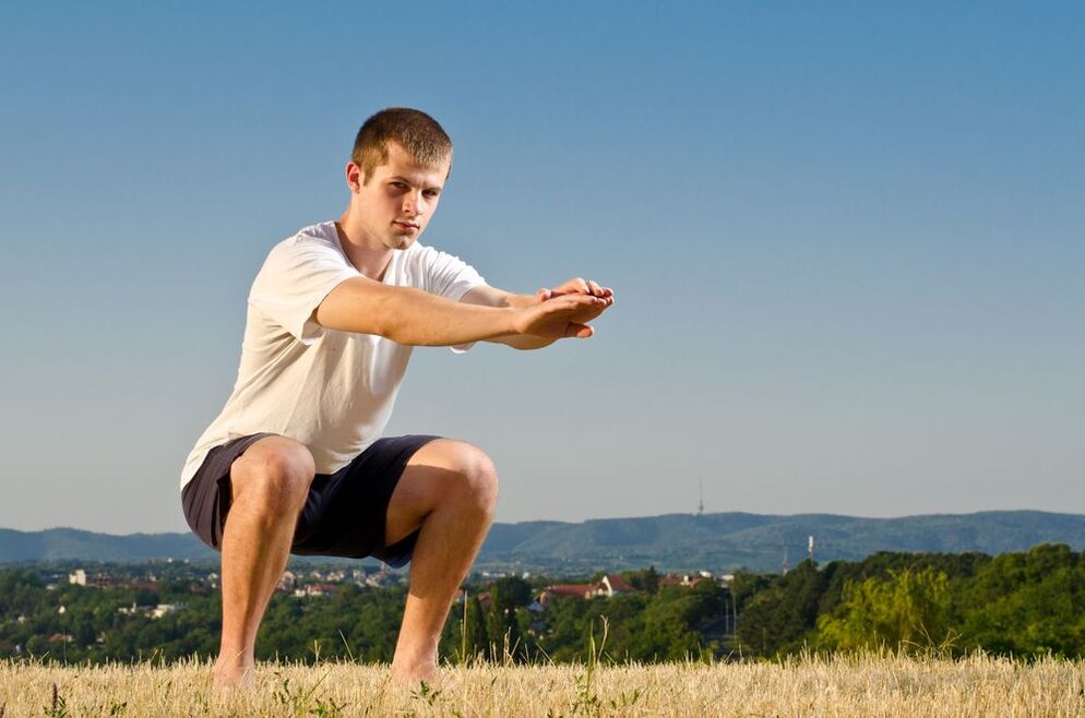Penguatan kekuatan pria difasilitasi oleh latihan fisik khusus, seperti jongkok. 