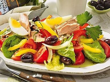 Salad seimbang dalam diet pria sehat